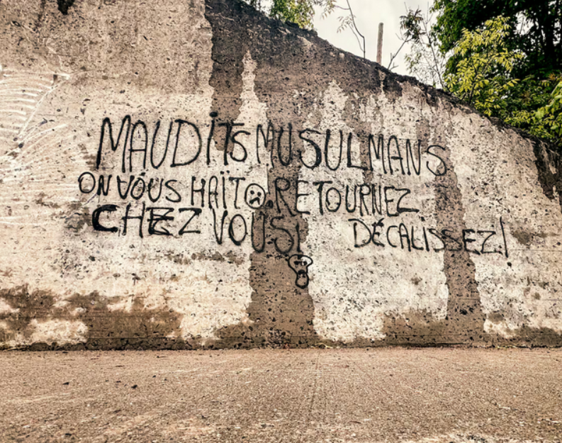 «Maudits musulmans, on vous haït, retournez chez vous! Décalissez!» peut-on lire sur un graffiti dans le Parc du Foulon.