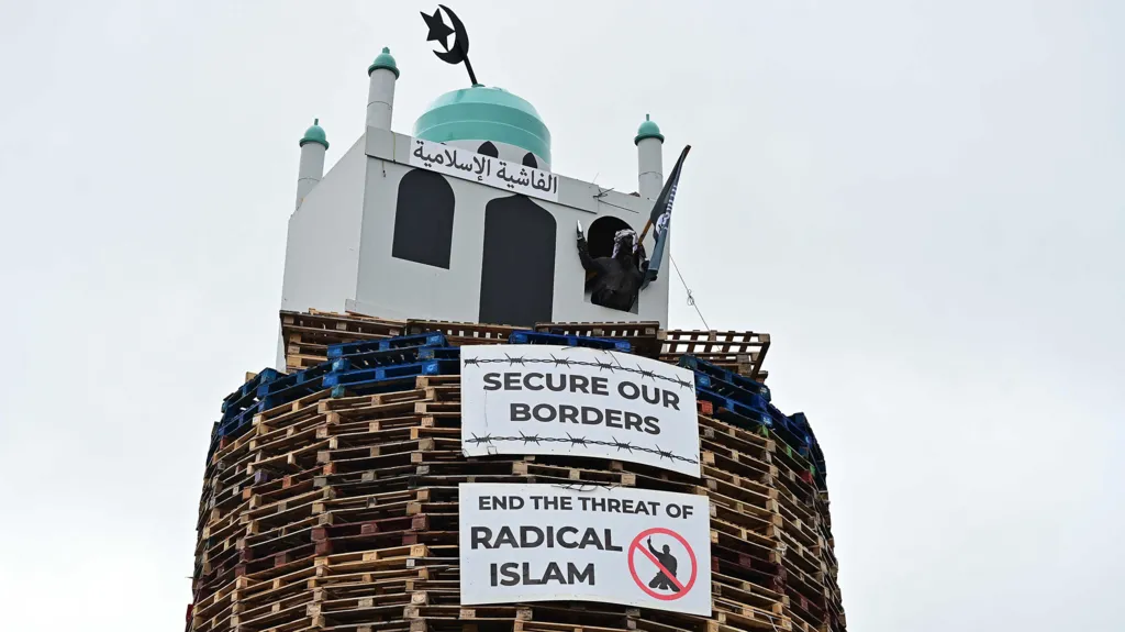 Une effigie d'une mosquée, en voie d'être brulée.